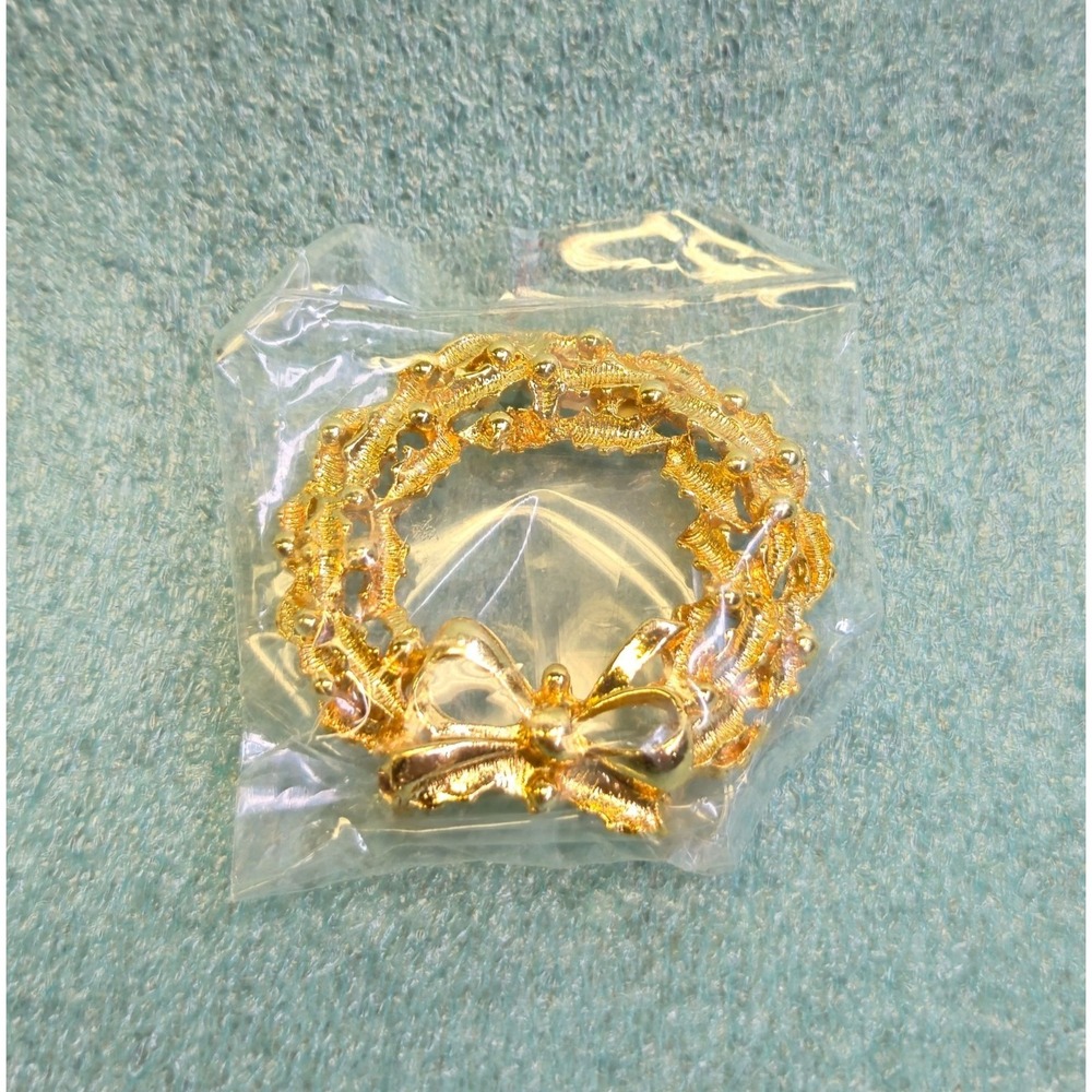 Vintage Gold Tone Wreath Brooch Bow Christmas Festive Holiday Pin Made in Taiwan